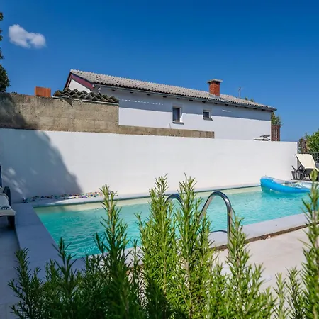 3 Bedroom In 別荘 Peruški